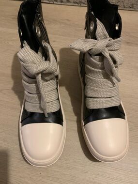 Mofeedouka Women’s High-Top Walking Shoes with Zipper in original box.